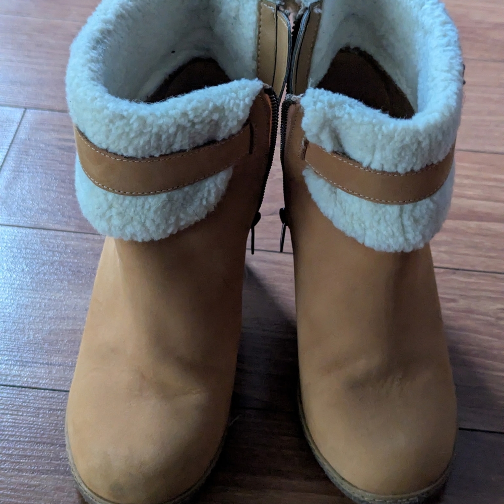 Timberland Women's Tan Winter Boots with White Fur